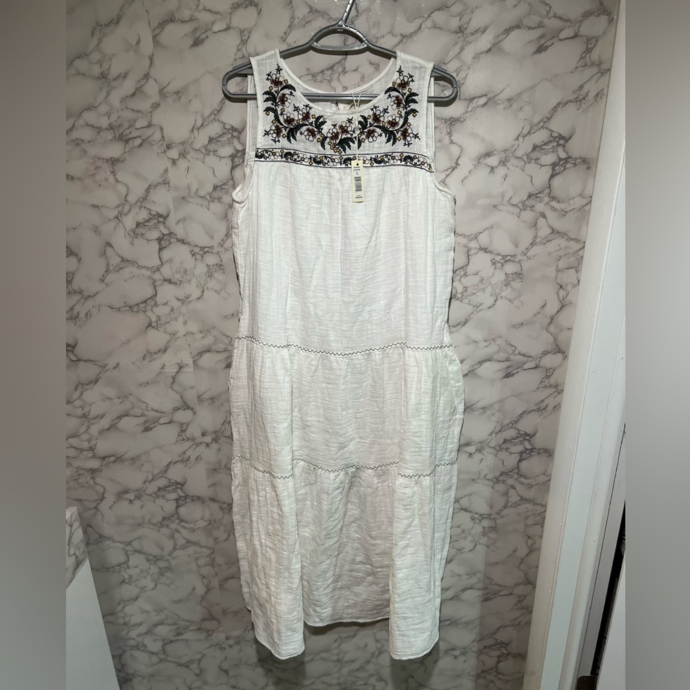 Max Studio tiered maxi dress white sleeveless embroidered neck keyhole back
